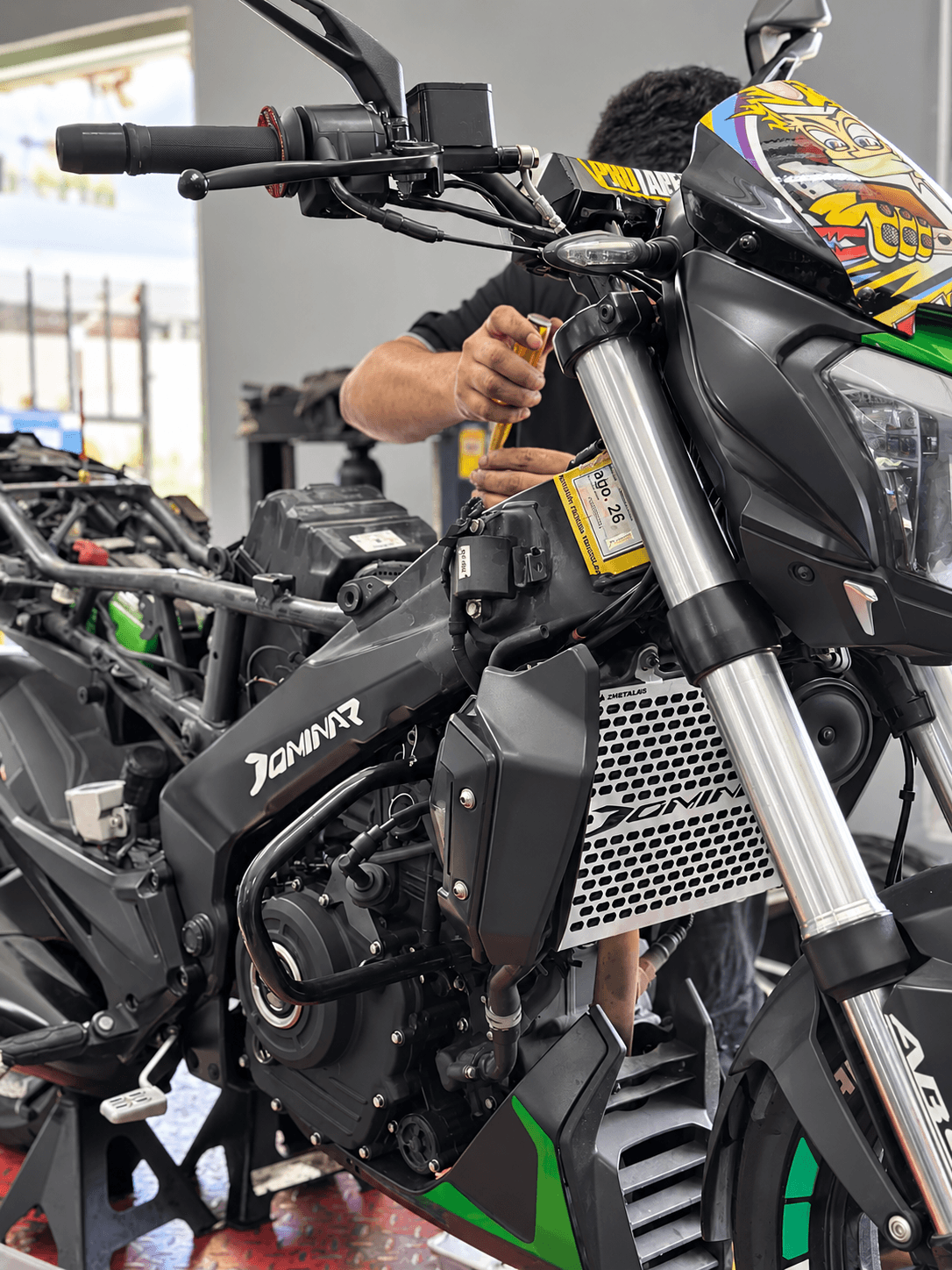 Mecánico de JYA JPM interviniendo una motocicleta
