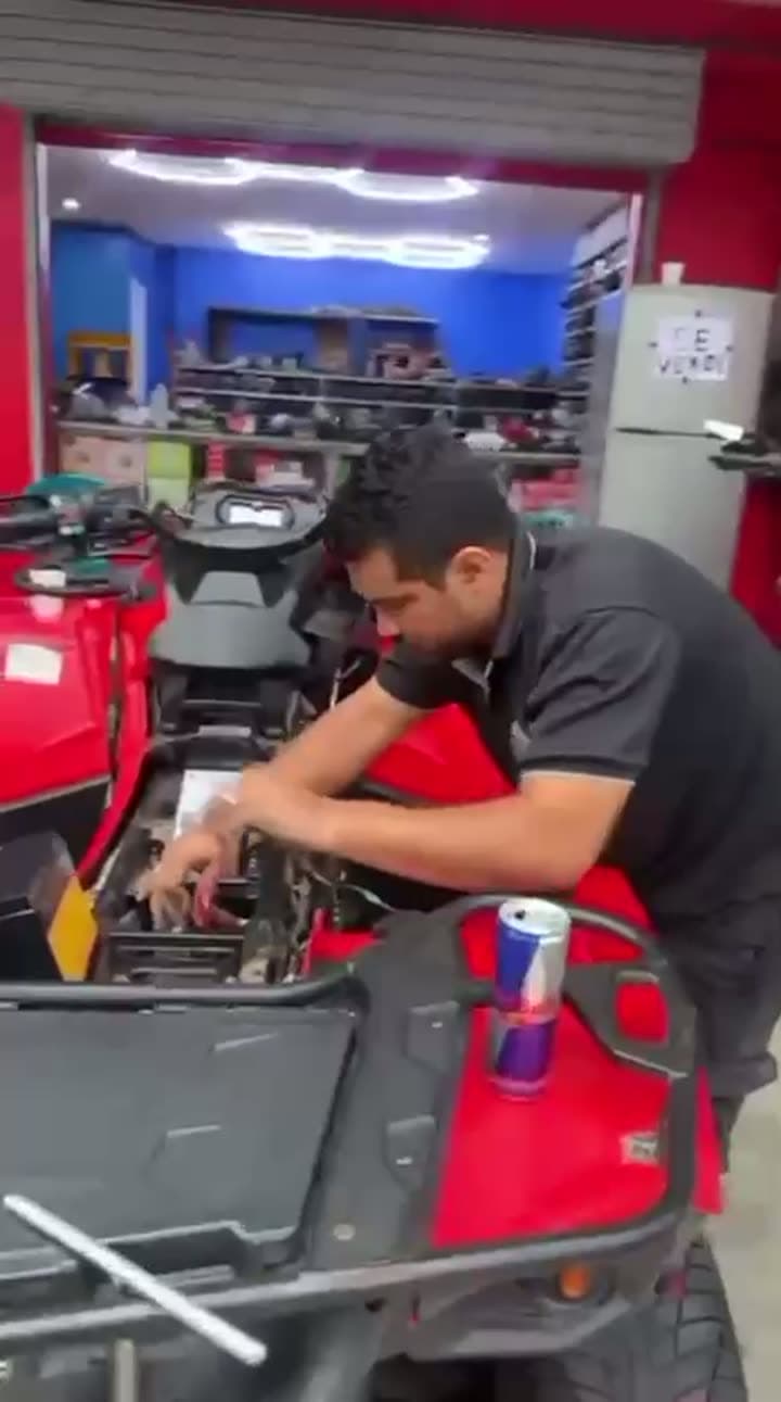 Mecánico de JYA JPM trabajando sobre una motocicleta