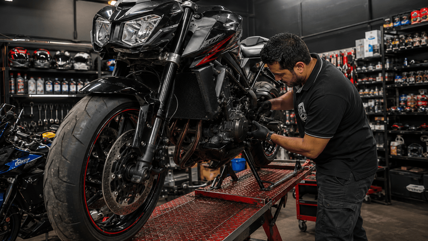 Trabajo de reparación mecánica sobre una motocicleta en JYA JPM