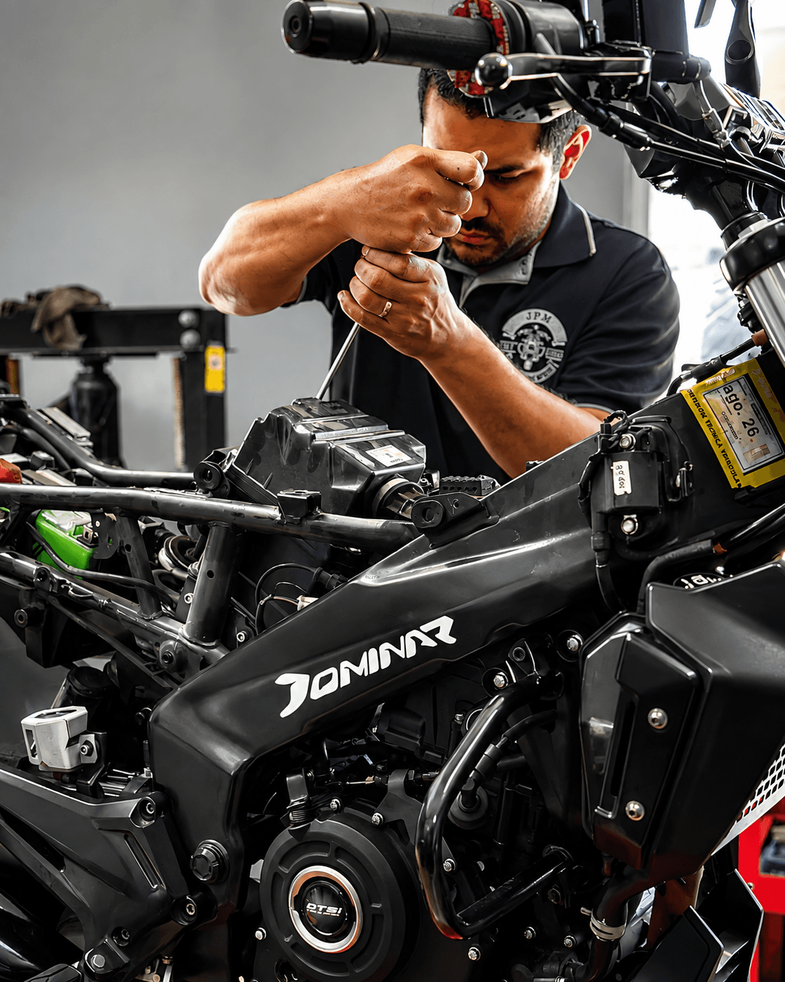 Mecánico de JYA JPM realizando un trabajo profesional sobre una motocicleta