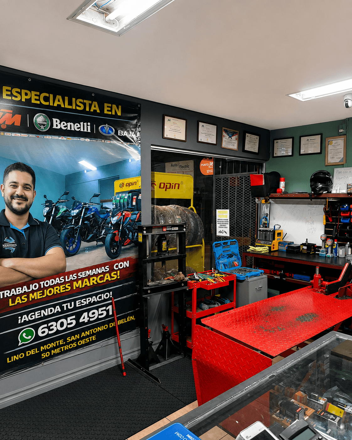 Interior del taller especializado en motocicletas JYA JPM