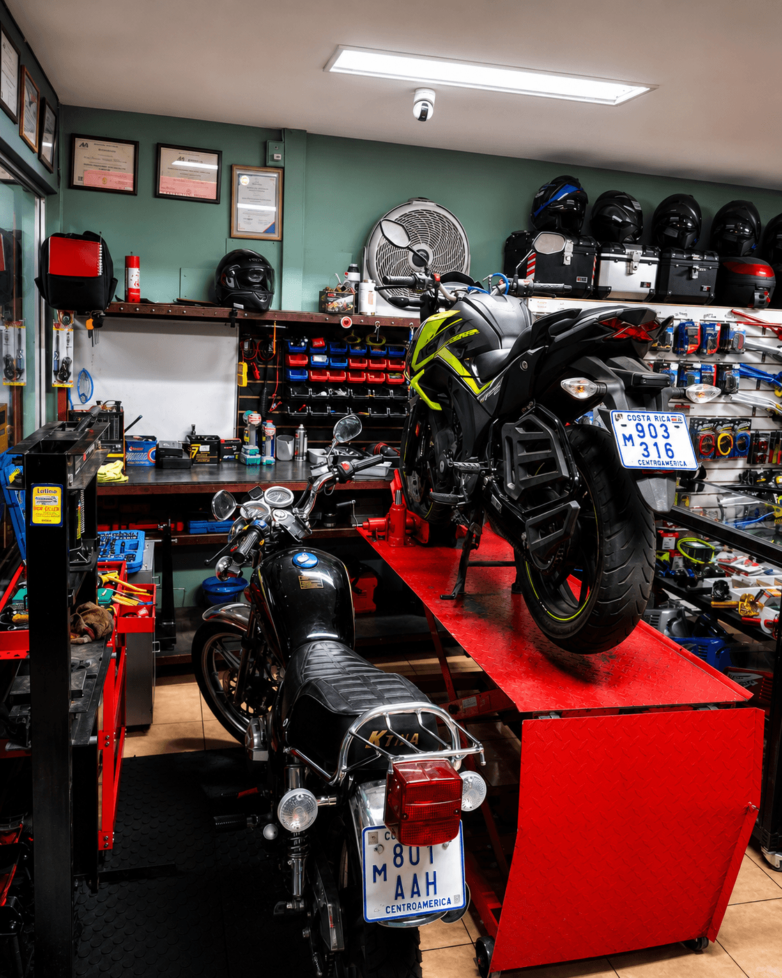 Motocicletas dentro del taller JYA JPM